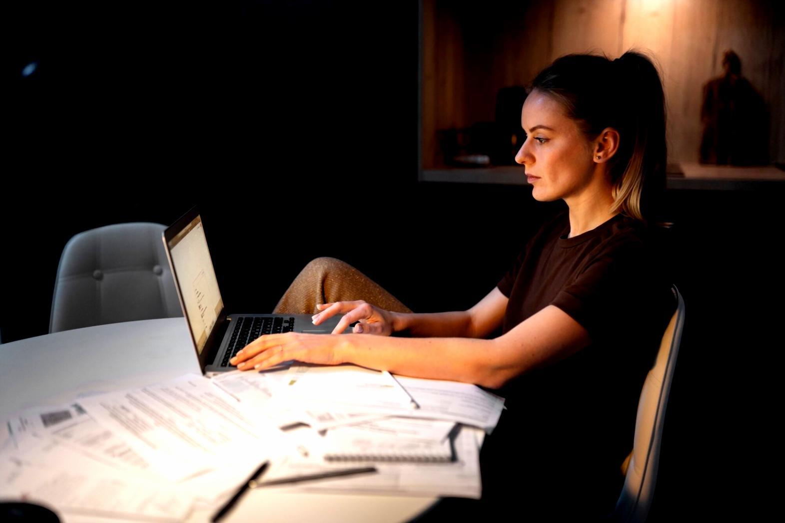 Profesional analizando estrategias comerciales en sector financiero